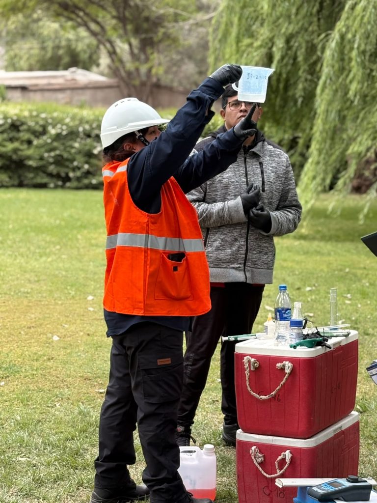 Práctica de monitoreo de agua – estudiantes de Procesos Mineros, Anexo Belén