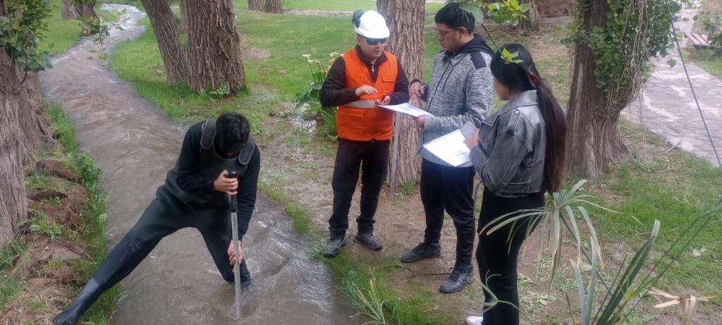 Práctica de monitoreo de agua – estudiantes de Procesos Mineros, Anexo Belén