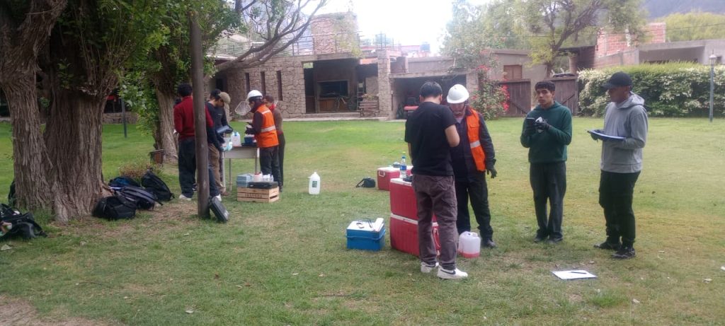 Práctica de monitoreo de agua – estudiantes de Procesos Mineros, Anexo Belén