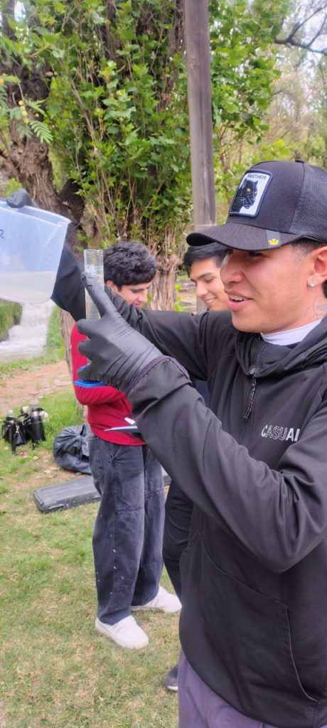 Práctica de monitoreo de agua – estudiantes de Procesos Mineros, Anexo Belén