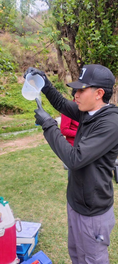 Práctica de monitoreo de agua – estudiantes de Procesos Mineros, Anexo Belén