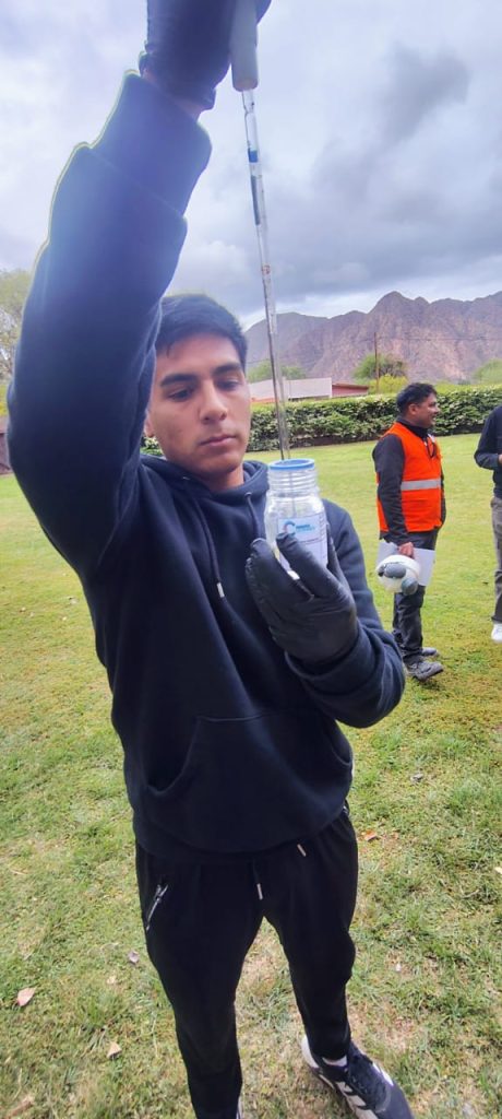 Práctica de monitoreo de agua – estudiantes de Procesos Mineros, Anexo Belén