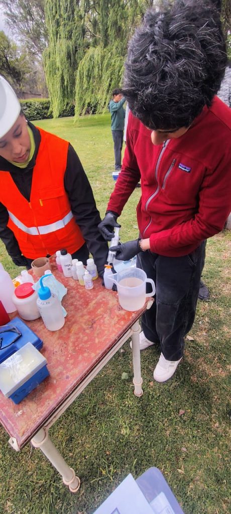 Práctica de monitoreo de agua – estudiantes de Procesos Mineros, Anexo Belén