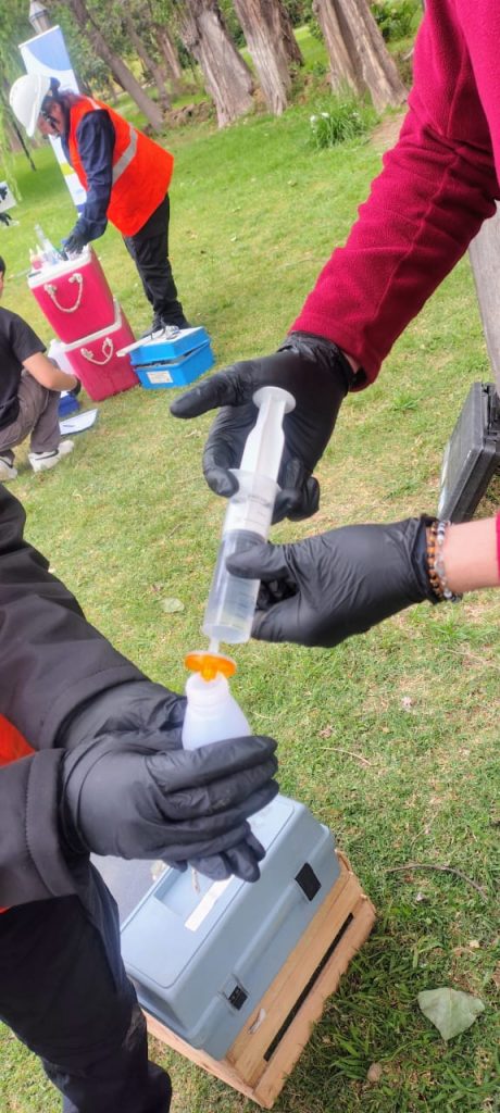 Práctica de monitoreo de agua – estudiantes de Procesos Mineros, Anexo Belén