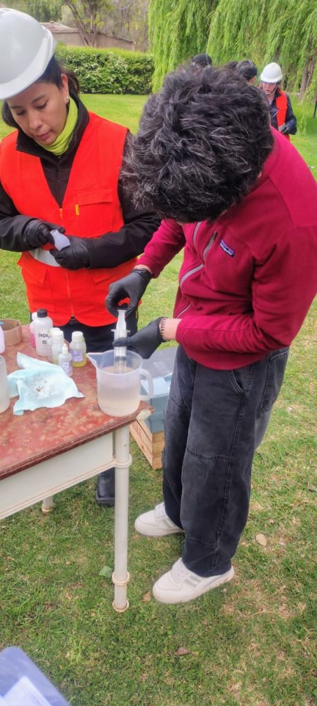Práctica de monitoreo de agua – estudiantes de Procesos Mineros, Anexo Belén