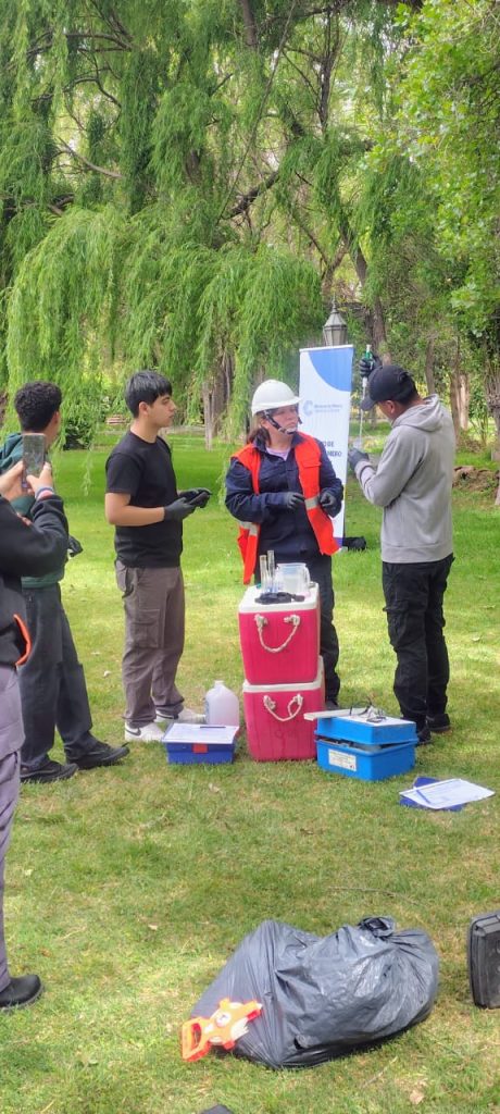 Práctica de monitoreo de agua – estudiantes de Procesos Mineros, Anexo Belén