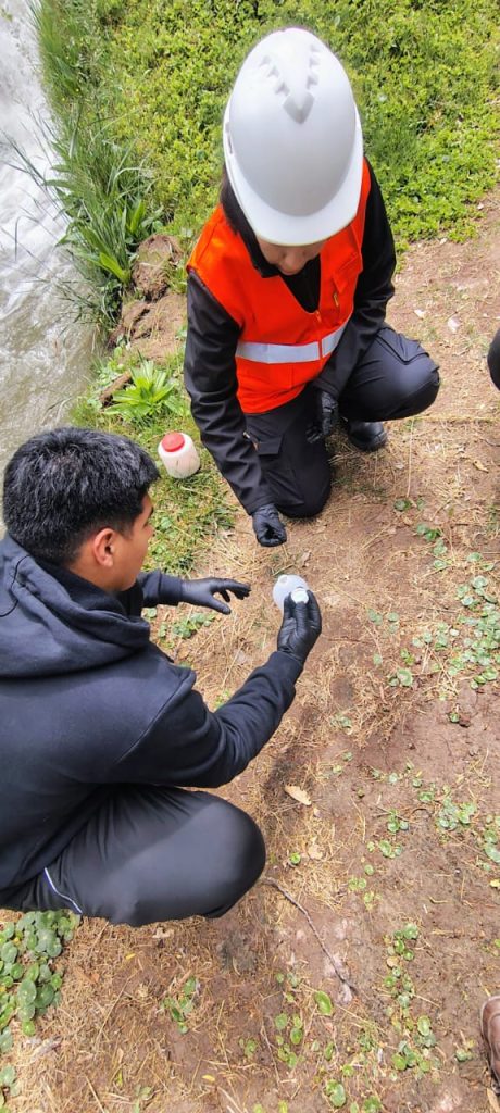 Práctica de monitoreo de agua – estudiantes de Procesos Mineros, Anexo Belén