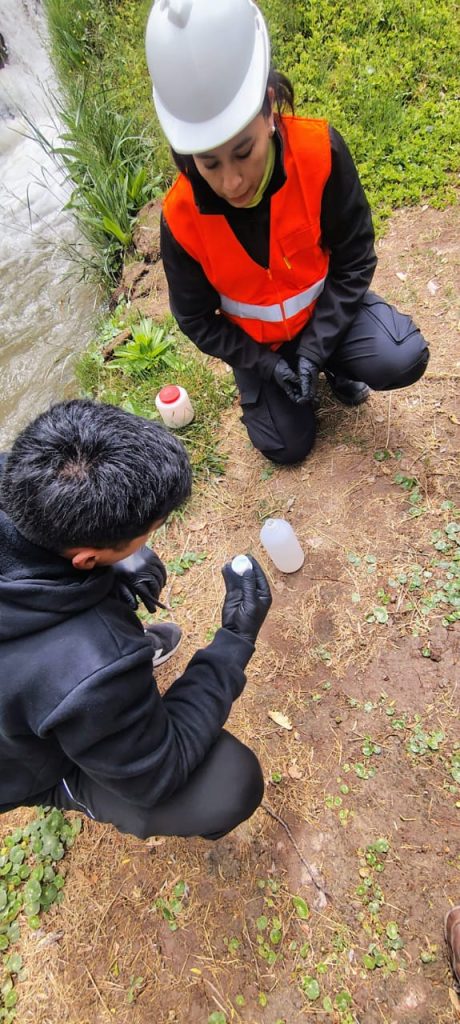 Práctica de monitoreo de agua – estudiantes de Procesos Mineros, Anexo Belén