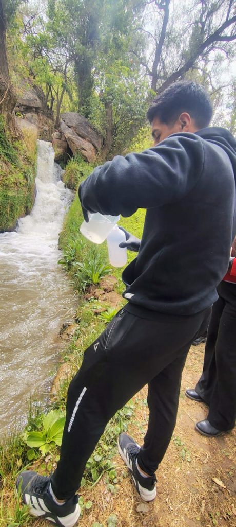 Práctica de monitoreo de agua – estudiantes de Procesos Mineros, Anexo Belén