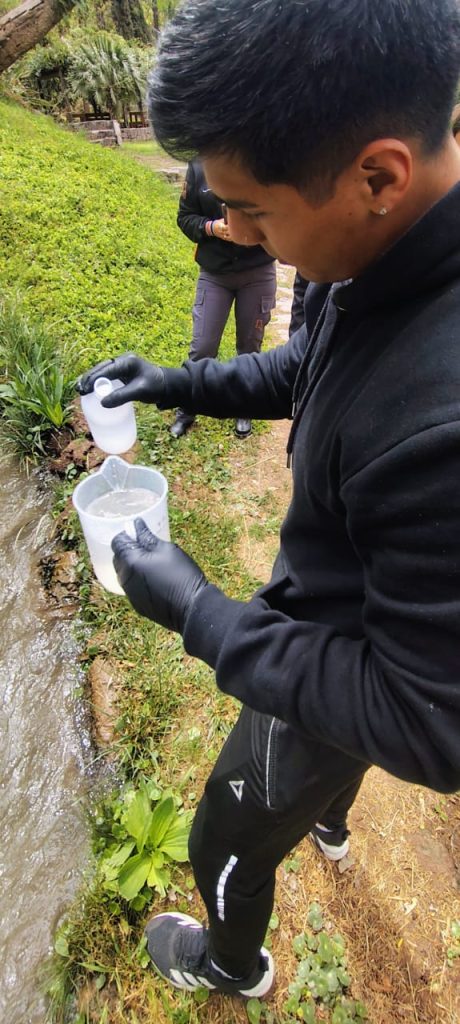 Práctica de monitoreo de agua – estudiantes de Procesos Mineros, Anexo Belén