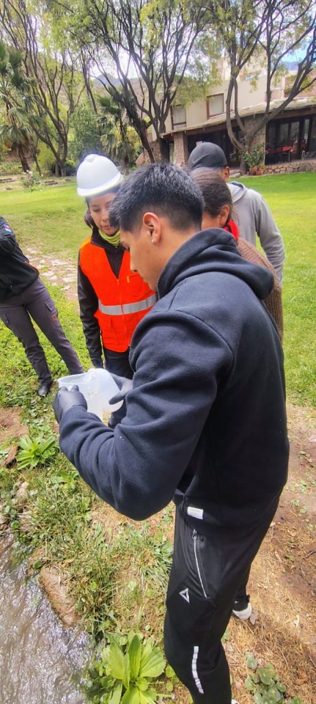Práctica de monitoreo de agua – estudiantes de Procesos Mineros, Anexo Belén