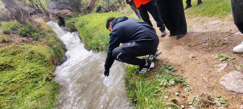 Práctica de monitoreo de agua – estudiantes de Procesos Mineros, Anexo Belén