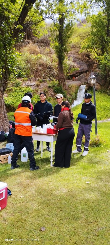 Práctica de monitoreo de agua – estudiantes de Procesos Mineros, Anexo Belén