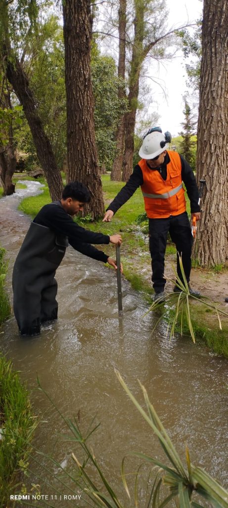 Práctica de monitoreo de agua – estudiantes de Procesos Mineros, Anexo Belén