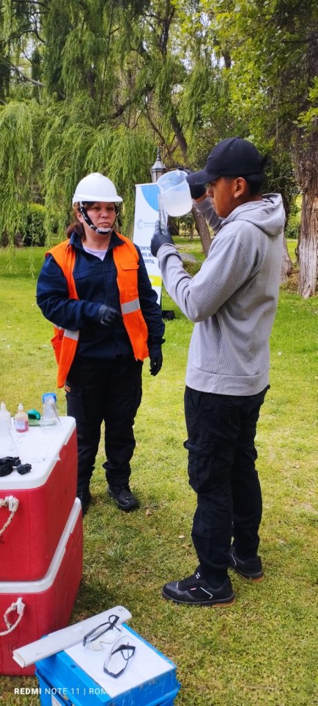 Práctica de monitoreo de agua – estudiantes de Procesos Mineros, Anexo Belén